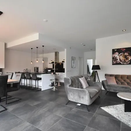 Modern In With Sauna And Jacuzzi *