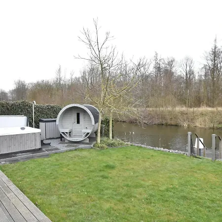 Modern In With Sauna And Jacuzzi *