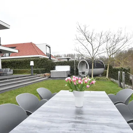 Modern In With Sauna And Jacuzzi *