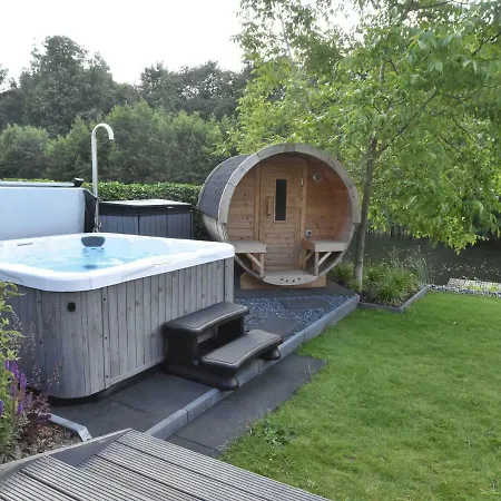 Modern In With Sauna And Jacuzzi